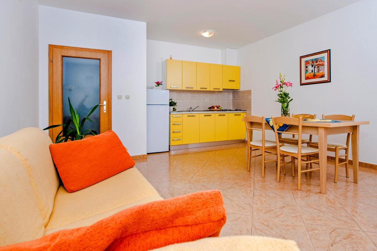 Apartments Bella B ロヴィニ エクステリア 写真