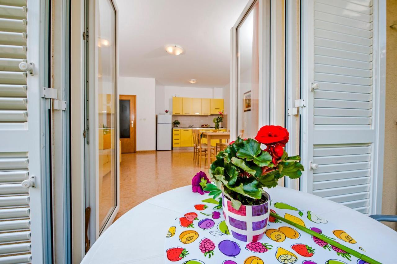 Apartments Bella B ロヴィニ エクステリア 写真