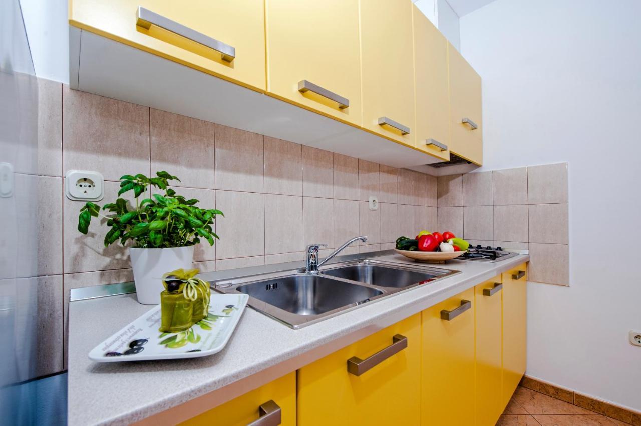 Apartments Bella B ロヴィニ エクステリア 写真