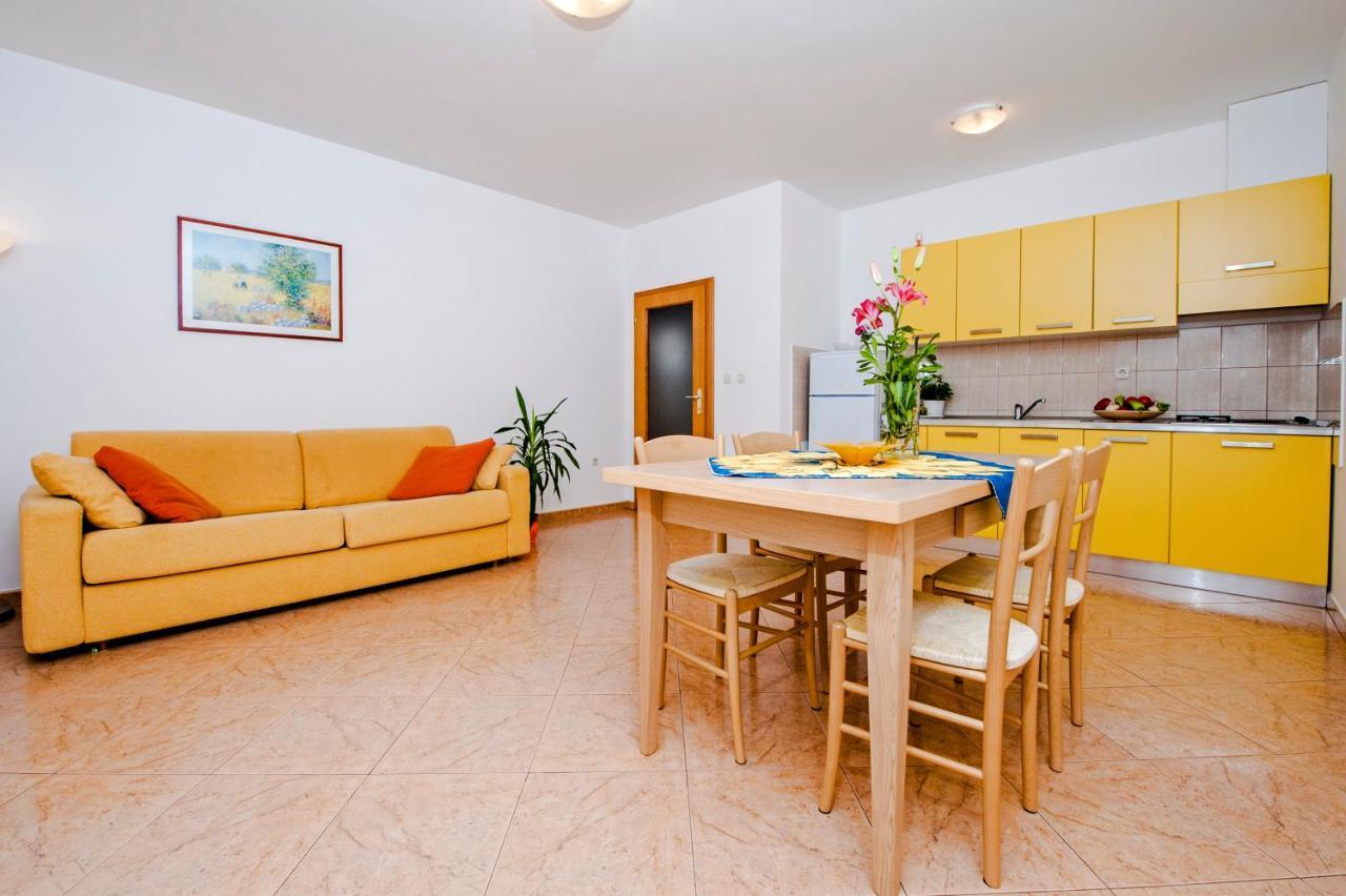 Apartments Bella B ロヴィニ エクステリア 写真