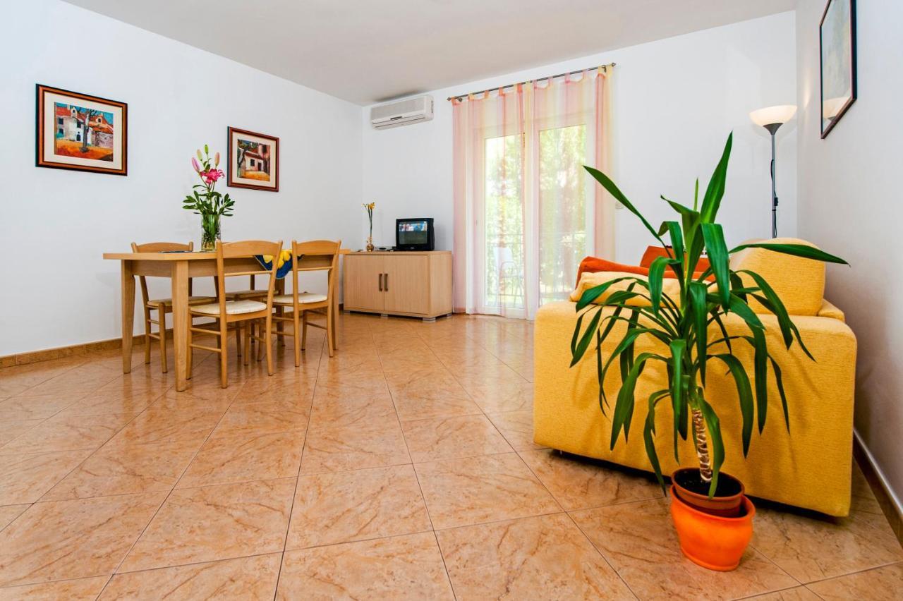 Apartments Bella B ロヴィニ エクステリア 写真