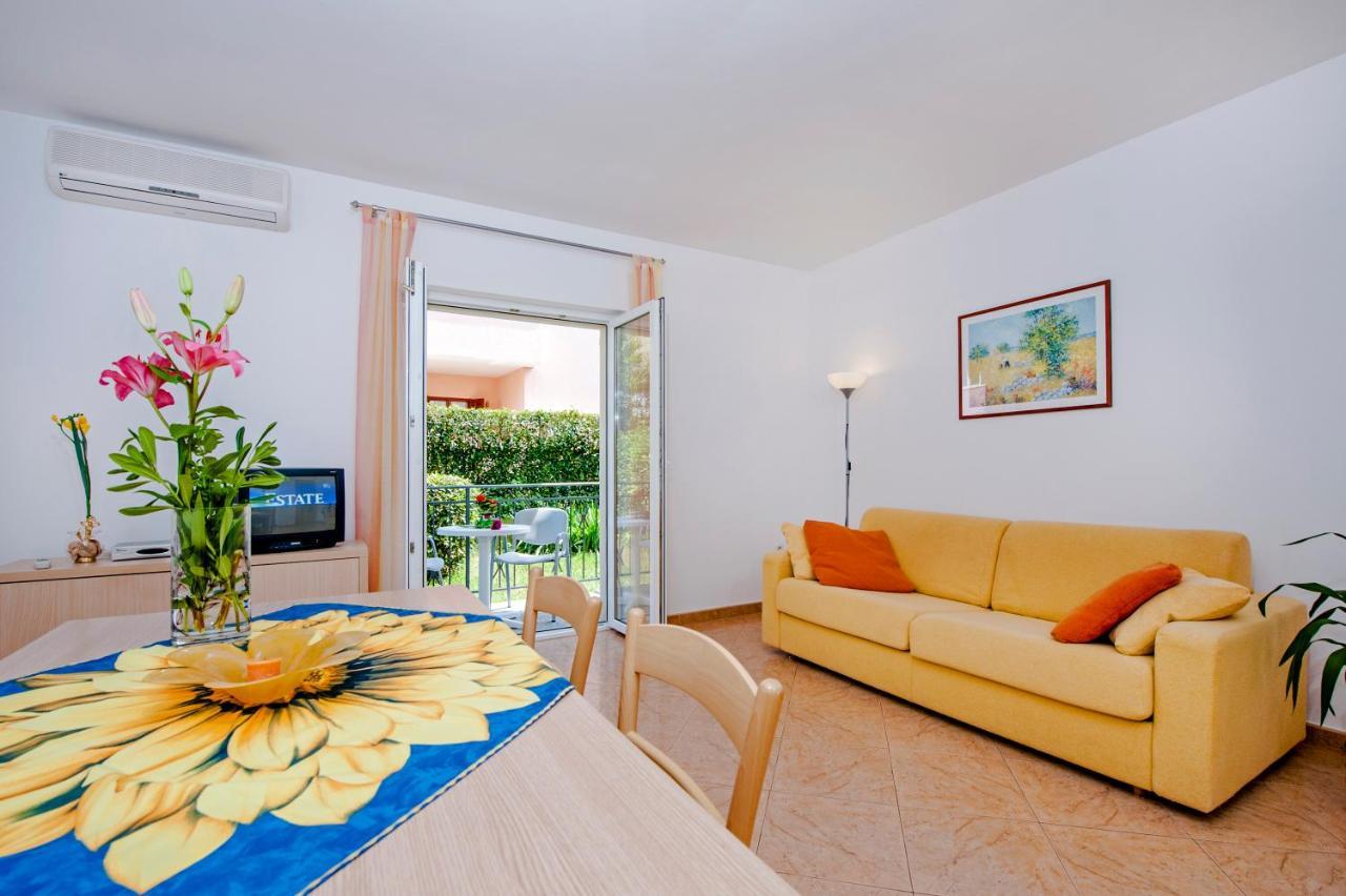 Apartments Bella B ロヴィニ エクステリア 写真