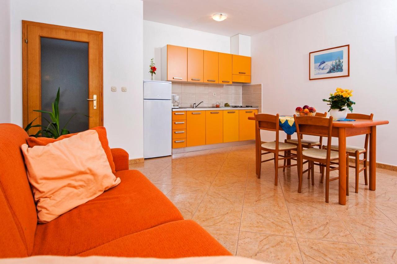 Apartments Bella B ロヴィニ エクステリア 写真