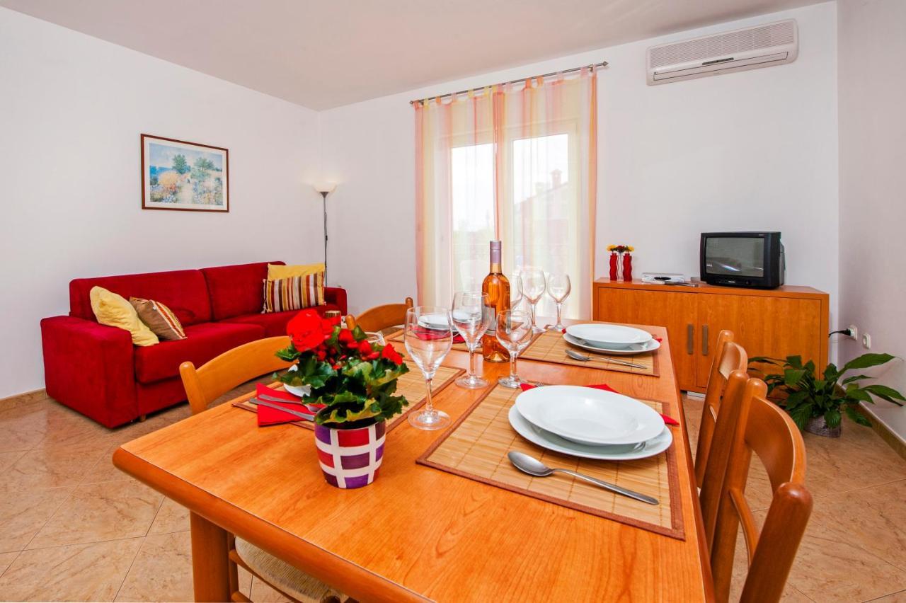 Apartments Bella B ロヴィニ エクステリア 写真