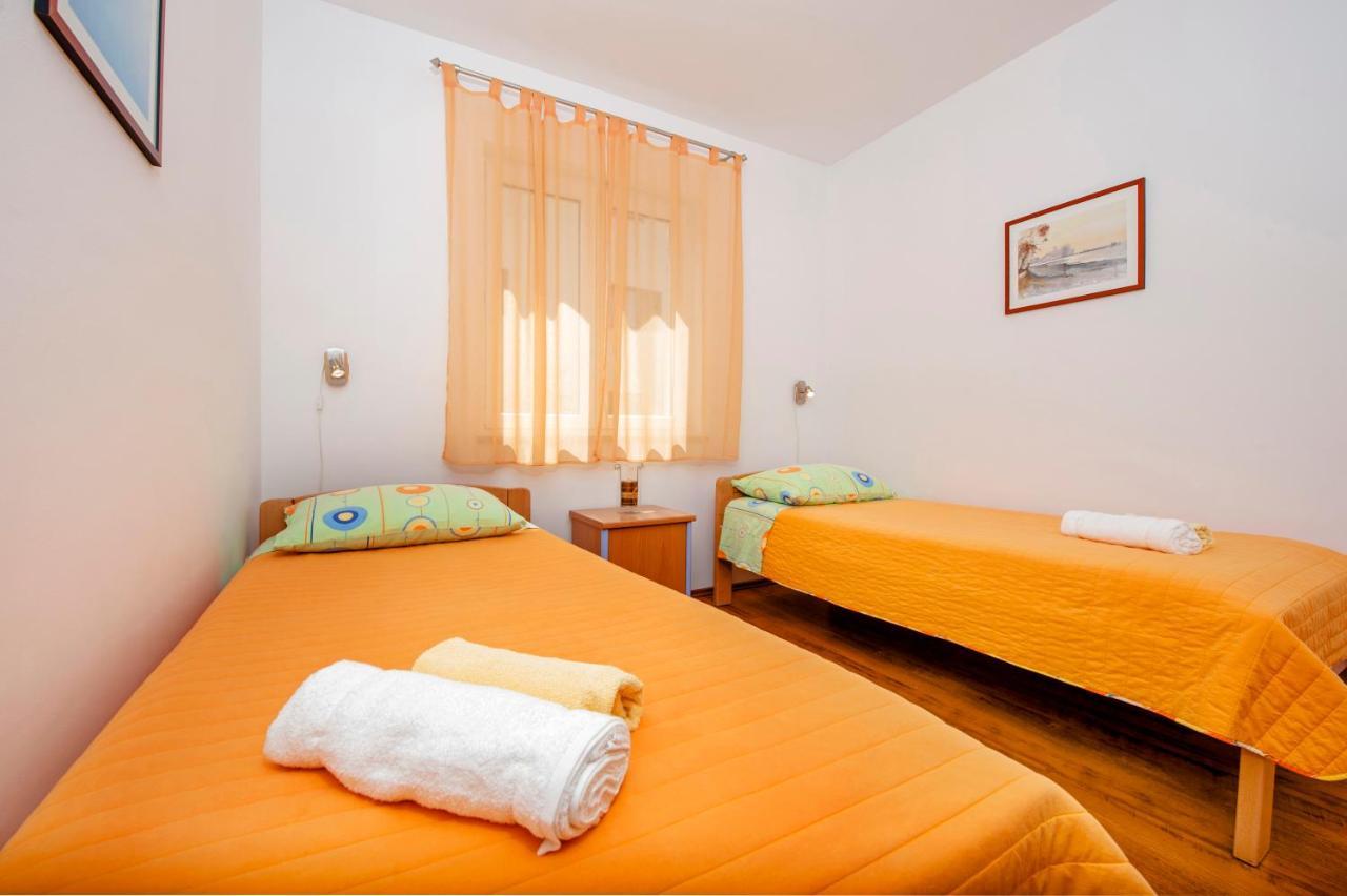 Apartments Bella B ロヴィニ エクステリア 写真