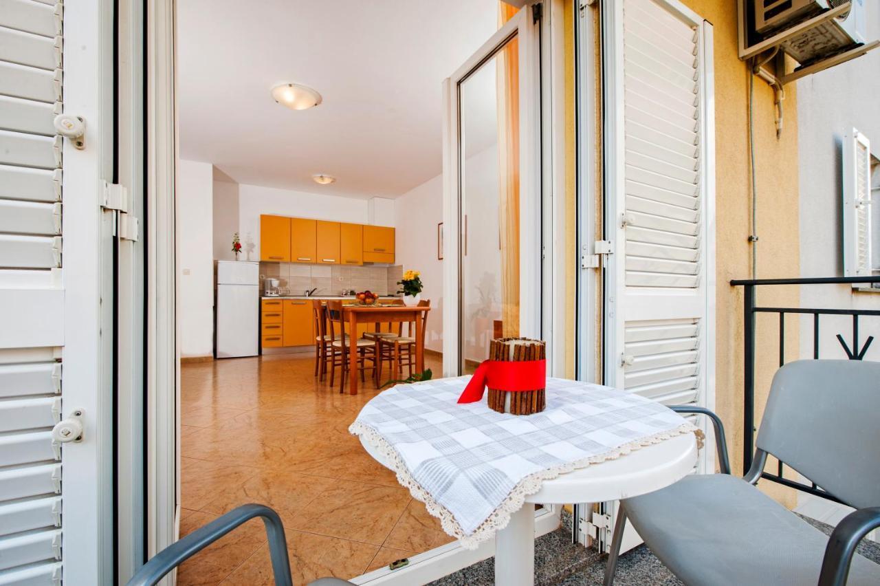 Apartments Bella B ロヴィニ エクステリア 写真